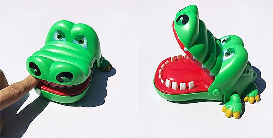 משחק תנין עם שיניים
