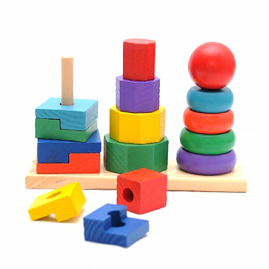 מגדל טבעות מעץ עם 3 עמודים