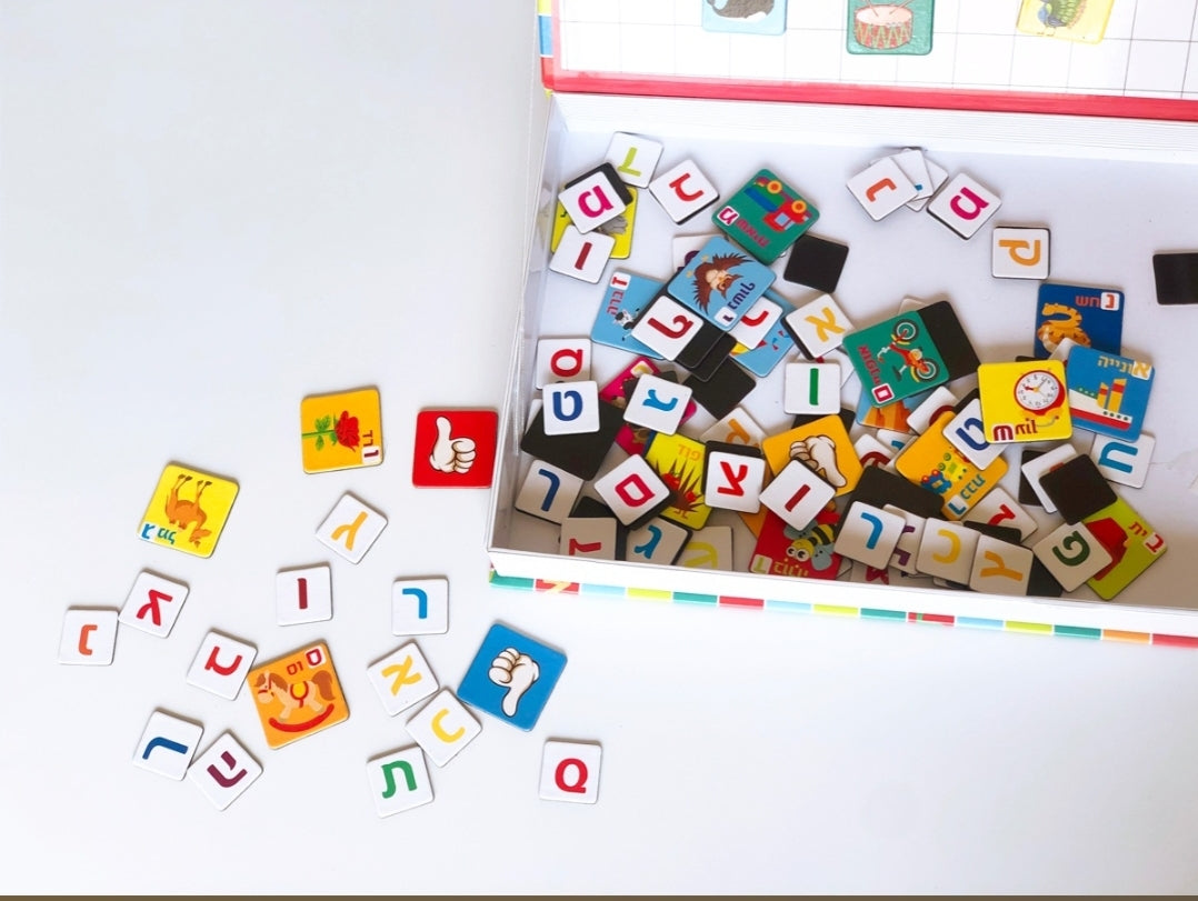 אותיות מגנטיות בקופסא עם לוח