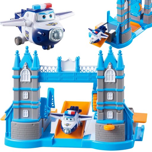 מטוסי על מגדל בקרה עם גשר