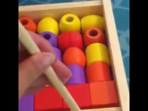 מליסה ודאג השחלת חרוזים מעץ