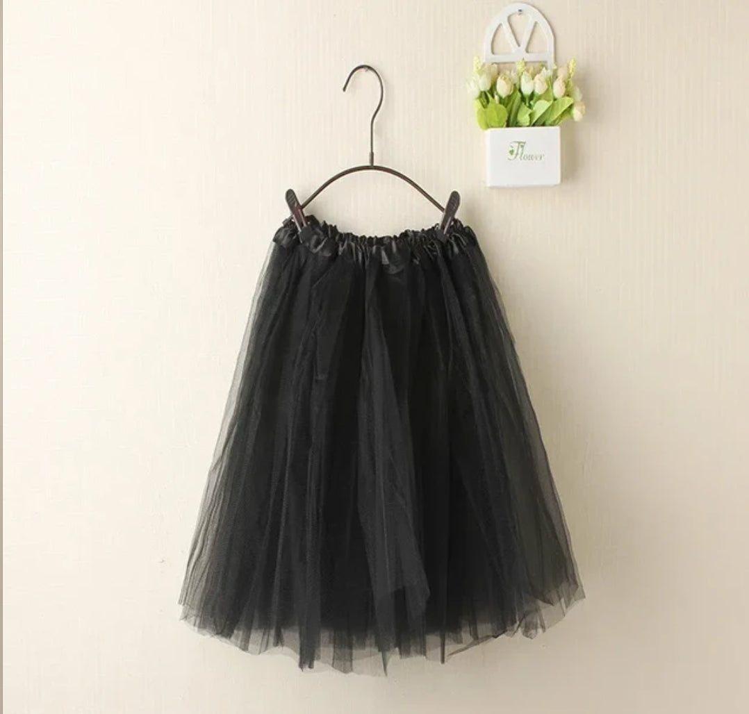 חצאית טוטו שחורה עם בטנה באורך 70 ס"מ