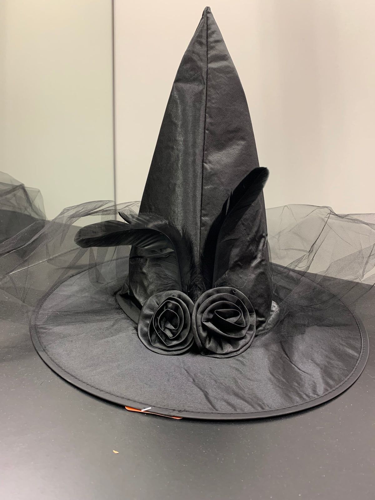 כובע מכשפה שחור עם טול